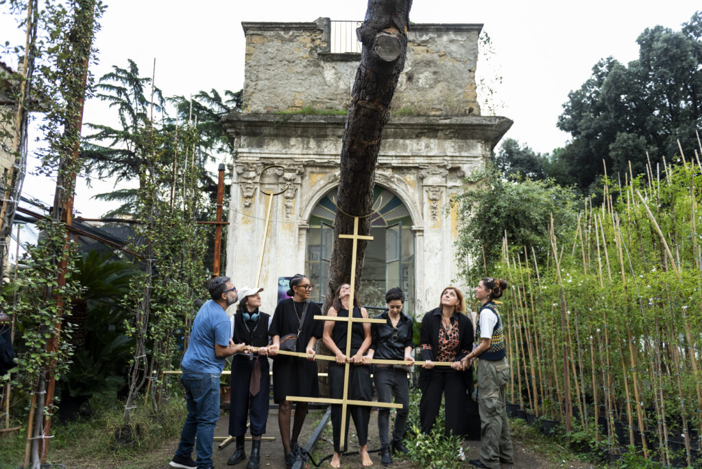 L'artista Antonella Raio coinvolge alcuni partecipanti di EDI Global Forum nella performance 'Guardiani 21'. Documentazione fotografica a cura di Maurizio Esposito; Fotografie di Maurizio Esposito, Valeria Laureano, Amedeo Benestante, Alessandro Gattuso, Serena Schettino; Courtesy Fondazione Morra Greco