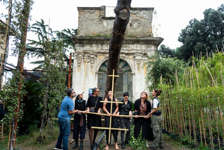 L'artista Antonella Raio coinvolge alcuni partecipanti di EDI Global Forum nella performance 'Guardiani 21'. Documentazione fotografica a cura di Maurizio Esposito; Fotografie di Maurizio Esposito, Valeria Laureano, Amedeo Benestante, Alessandro Gattuso, Serena Schettino; Courtesy Fondazione Morra Greco