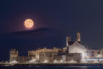 MicheleIlluzzi, The orange blue moon, Giovinazzo (Bari), Fonte: Wikimedia