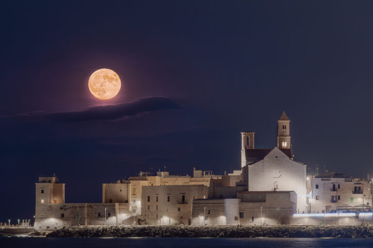 MicheleIlluzzi, The orange blue moon, Giovinazzo (Bari), Fonte: Wikimedia