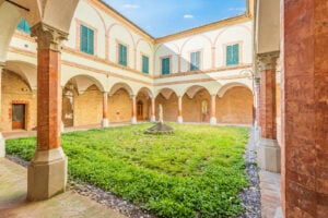 A Siena è in vendita il monastero più antico della Toscana. Tutta la storia