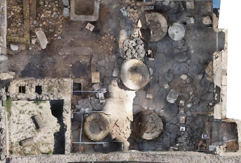 Panificio foto dallalto A Pompei scoperto un “panificio-prigione” dove operai e animali erano ridotti in schiavitù
