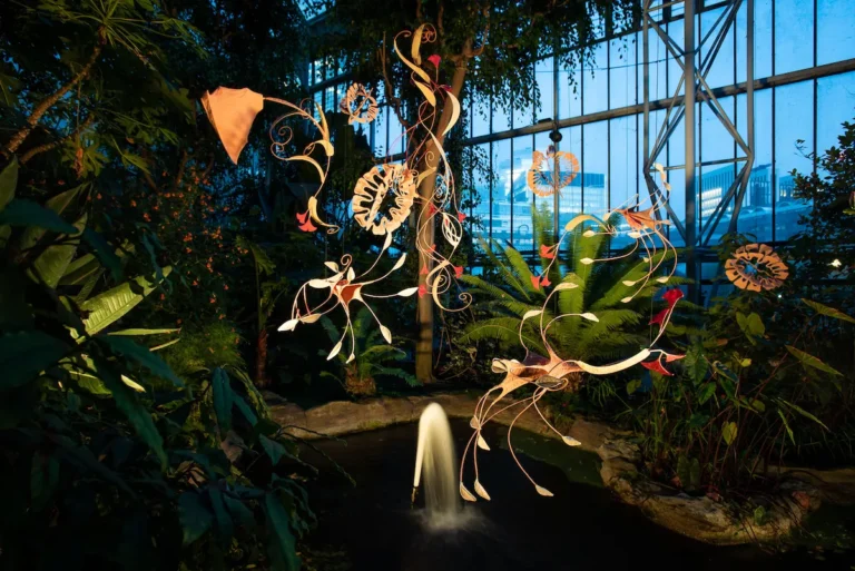 Ranjani Shettar Moon Dancers 2023. ©MAX COLSON BARBICAN ART GALLERY Ranjani Shettar porta i suoi fiori evanescenti al Barbican Conservatory di Londra