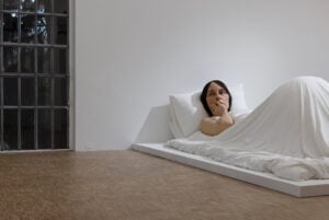 Ron Mueck in un libro. La storia dell’artista dalle prime opere ad oggi