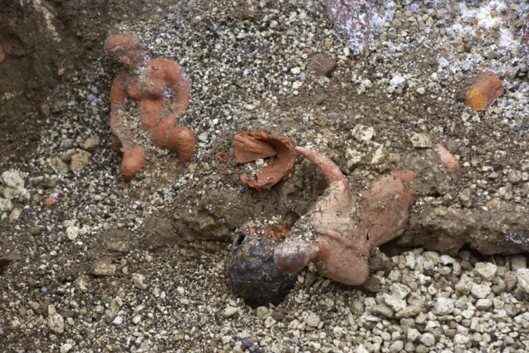 Statuine scavo A Pompei è emerso un "presepe romano" durante gli scavi