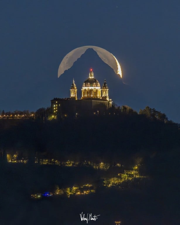 Il fotografo Valerio Minato colpisce ancora. Lo straordinario scatto della luna rossa allineata con lo skyline di Milano: "ho atteso per 5 anni"