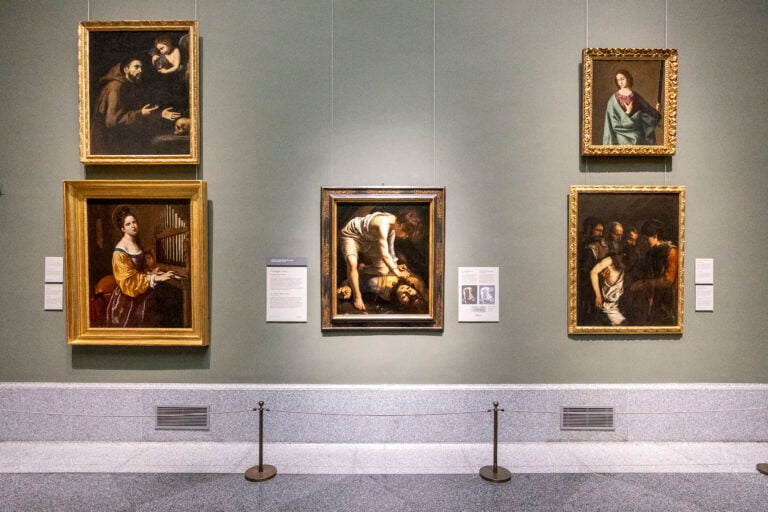 Vista della sala 7A del Prado, con al centro Davide e Golia di Caravaggio