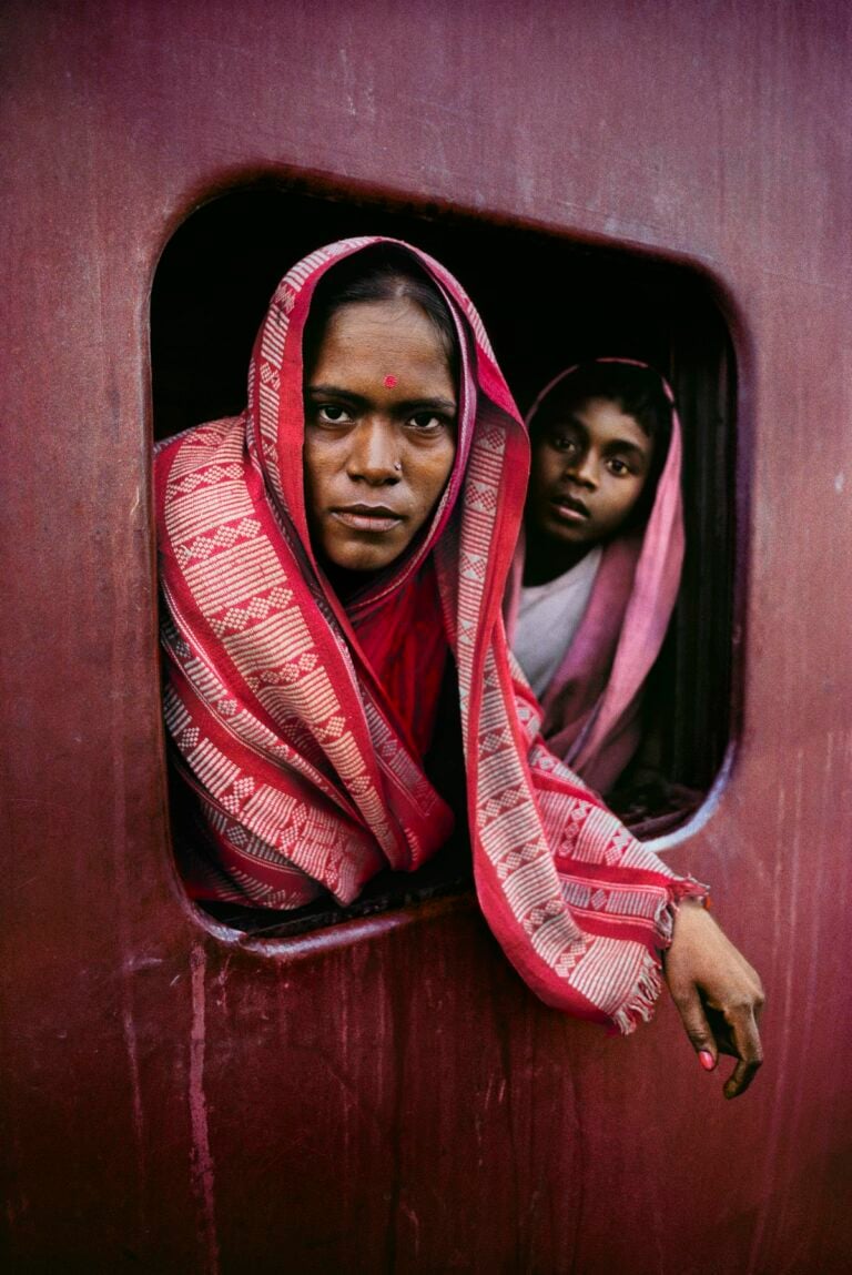 West Bengal India 1982 ©Steve McCurry Le icone di Steve McCurry a Pisa. La mostra fotografica agli Arsenali della Repubblica