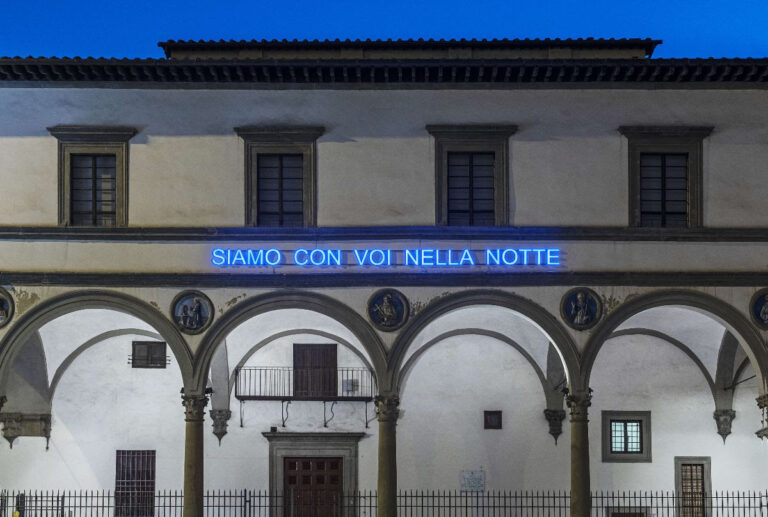 Claire Fontaine, Siamo con voi nella notte (2007), Blue Led letters, framework, transformers and cables. 500 × 11,000 × 100 mm, photo by Leonardo Morfini, © Studio Claire Fontaine, Courtesy of Claire Fontaine