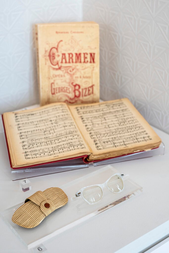 059. Scores studied by Maria Callas donated by Maria Callas Greek Society and her myopia glasses from the collection of Nikos Charalampopoulos Ph Vangelis Patsialos Un tempio per la diva della lirica. Ad Atene ha aperto il Museo Maria Callas