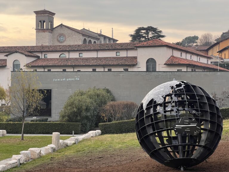 Mondo d'acciaio - Emilio Isgrò - Viridarium. Parco delle sculture © Archivio Fotografico Musei Civici di Brescia