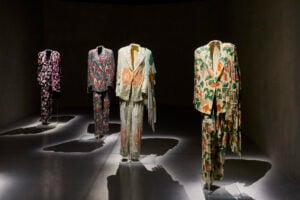Tutta l’arte contemporanea nella moda di Giorgio Armani. A Milano negli Armani Silos 