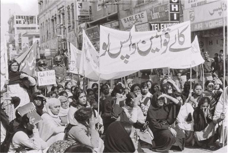 Proteste e sit-in a Hall Road contro la Law of Evidence, 12 Febbraio 1983, Lahore, foto di LalaRukh.