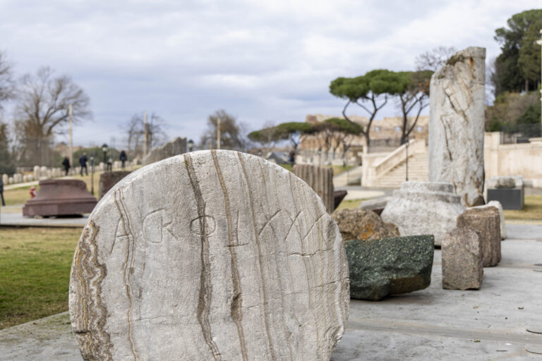 Colonna con iscrizione di cava, Parco archeologico Celio