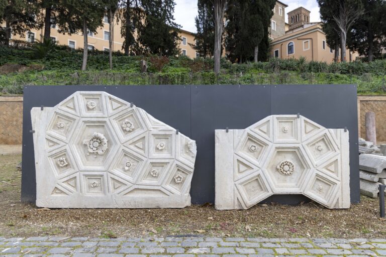Soffitti marmorei a cassettoni dall'area di piazza Montecitorio, Parco archeologico Celio