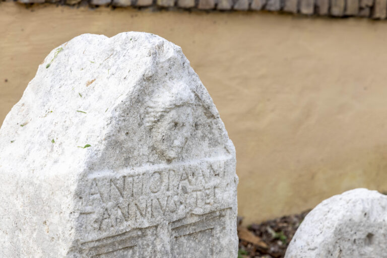 Cippo con ritratto del defunto, Parco archeologico Celio