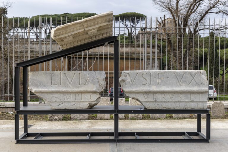 Frammenti del timpano del Tempio di Fortuna Muliebre dal Casale di Roma Vecchia, Parco degli Acquedotti