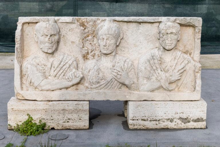 Rilievo con ritratti di tre defunti da via Prenestina, Parco archeologico Celio