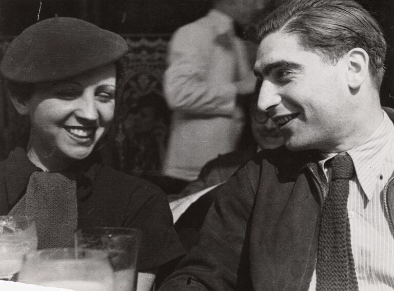 Fred Stein, Gerda Taro and Robert Capa, Cafe de Dome, Paris 1936 © Estate Fred Stein Courtesy International Center of Photography