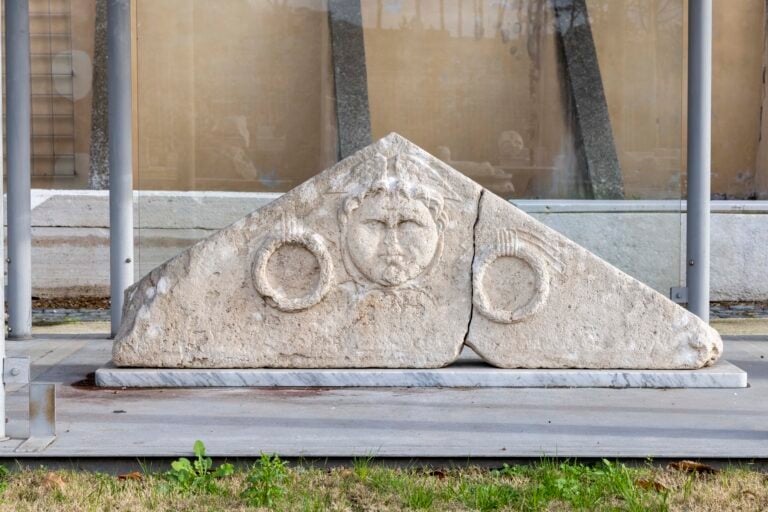 Timpano con testa di medusa, Parco archeologico Celio