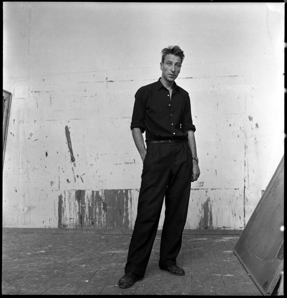 Denise Colomb, Nicolas de Staël dans son atelier rue Gauguet, 1954. Photo © Donation Denise Colomb, Ministère de la Culture, Médiathèque du patrimoine et de la photographie, Dist. RMN-Grand Palais / Denise Colomb © RMN-Grand Palais