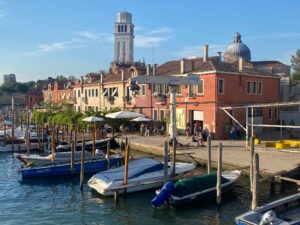 Il progetto tra vino, fotografia e design che trasforma gli storici squeri di Venezia