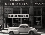 Dorothea Lange, Un grande cartello con la scritta Sono un Americano, Oakland, California, 1942