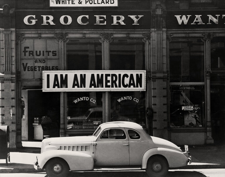 Dorothea Lange, Un grande cartello con la scritta Sono un Americano, Oakland, California, 1942