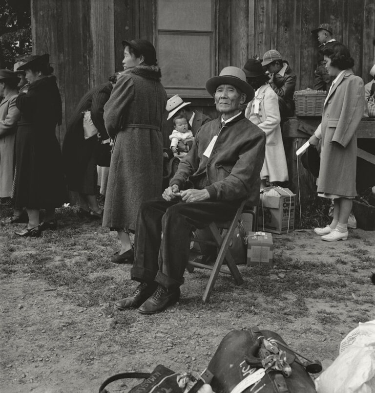 Dorothea Lange, Un grande cartello con la scritta Sono un Americano, Oakland, California, 1942