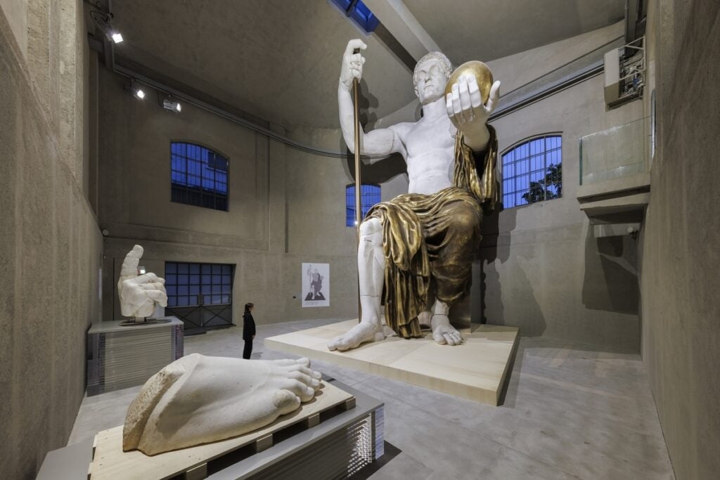 Foto Statua di Costantino alla mostra Recycling Beauty alla Fondazione Prada. Foto di Roberto Marossi. Per gentile concessione della Fondazione Prada