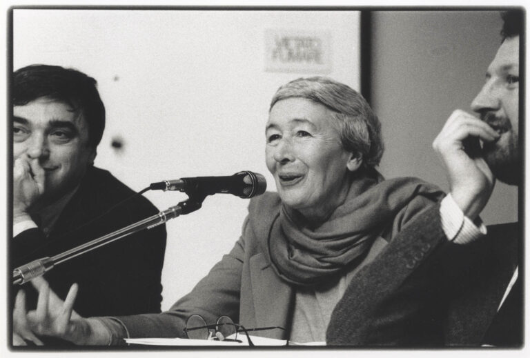 Gae Aulenti durante l'incontro: Architettura "Nel Palazzo delle arti, La nuova Galleria della Triennale", particolare, 1994. Foto: Pinzauti Manfredo. Archivio fotografico Triennale Milano