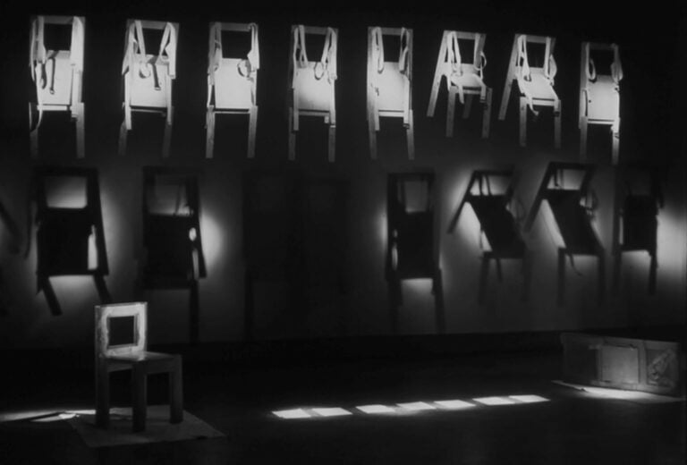 Gianni Pettena, “Wearable chairs”,1971, performance Minneapolis Etats-Unit, vue de l’accrochage au Minneapolis Institute of Arts, courtesy Salle Principale, Paris © studio Gianni Pettena