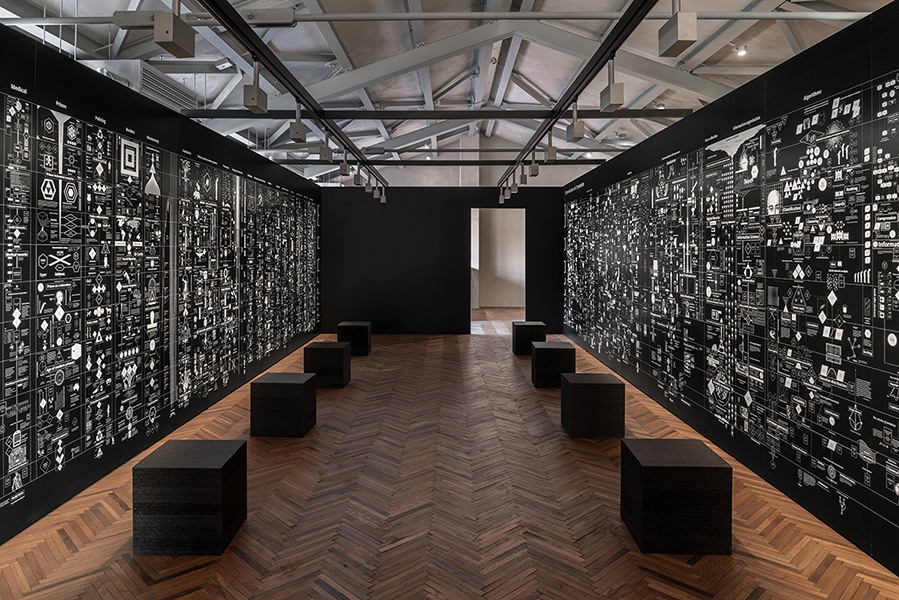 Immagine della mostra “Calculating Empires”, Ricercatori-artisti Kate Crawford e Vladan Joler, Osservatorio Fondazione Prada, Milano Foto Piercarlo Quecchia – DSL Studio, Courtesy Fondazione Prada