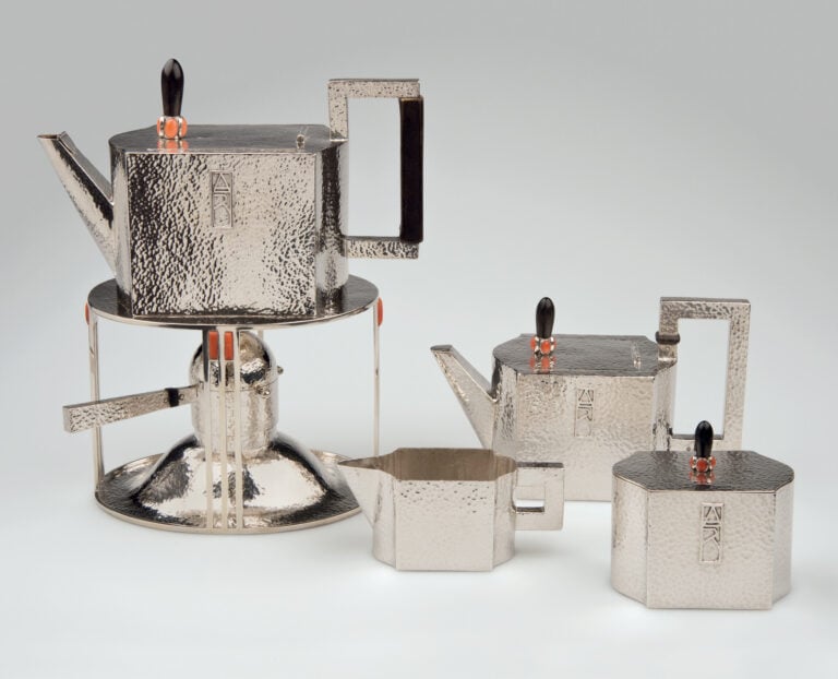 Josef Hoffmann service a the execute par les Wiener Werkstatte 1903 Argent corail et ebene MAK GO 2005 © MAKKatrin Wisskirchen Le mostre da vedere a Bruxelles nei giorni della fiera BRAFA 2024