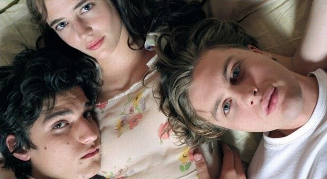 Louis Garrel, Eva Green e Michael Pitt in una scena di The Dreamers di Bernardo Bertolucci, 2003