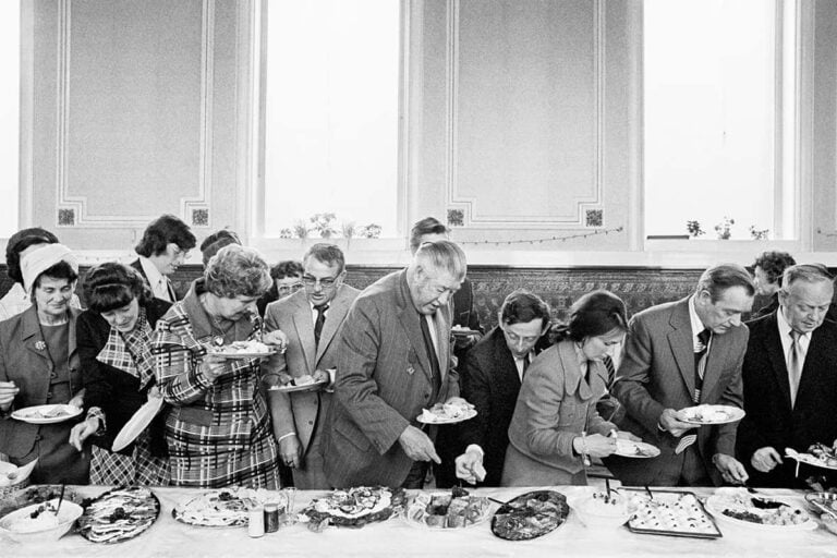 Martin Parr. Banchetto inaugurale del sindaco di Todmorden Inghilterra West Yorkshire Todmorden 1977 Da The Non Conformists © Martin ParrMagnum Photos Munch, Brassaï, Niki de Saint Phalle, Tim Burton e oltre: tutte le mostre dei Musei Civici di Milano per il 2024-25