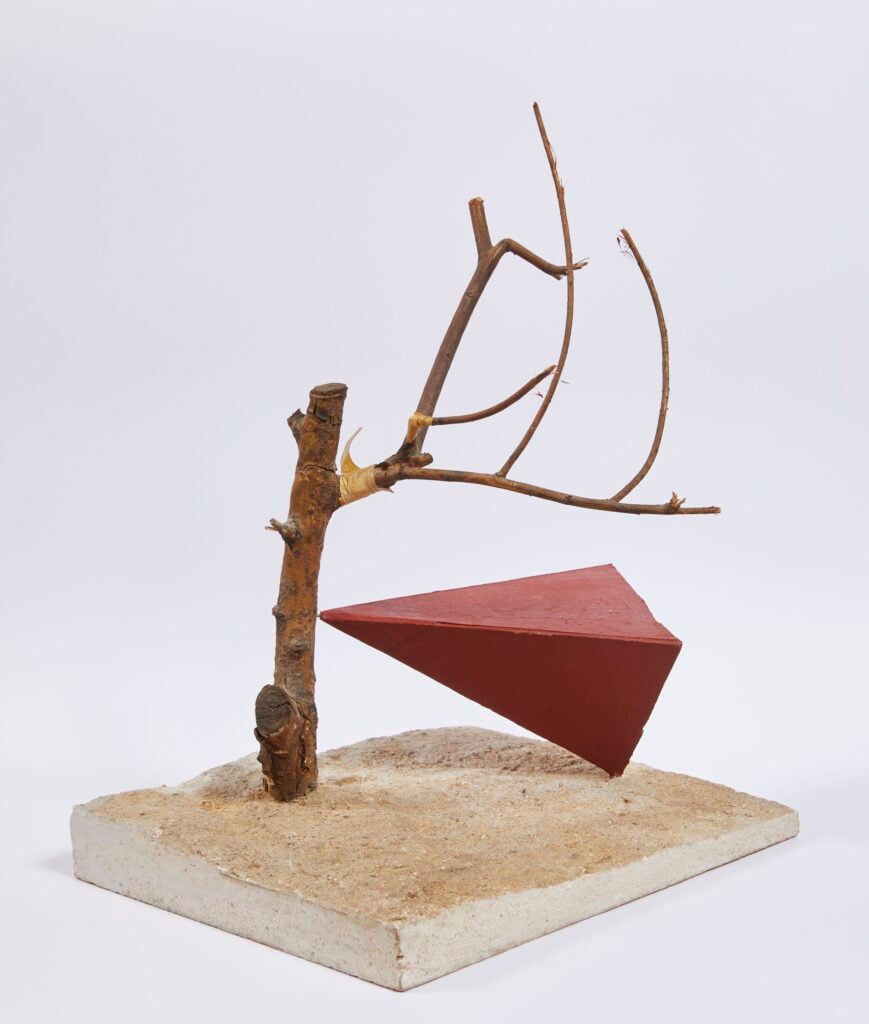 Djerassi ’87-’91, (San Diego, USA), legno, cartone, sabbia e vernice, 37,5x26,5x24,8 cm, Mauro Staccioli museo archivio, Volterra