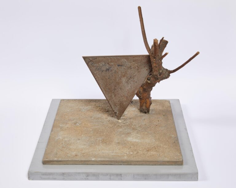 Djerassi ’87-’91, (San Diego, USA), legno, ferro, sabbia e vernice, 28,5x33,6x37,7 cm, Mauro Staccioli museo archivio, Volterra