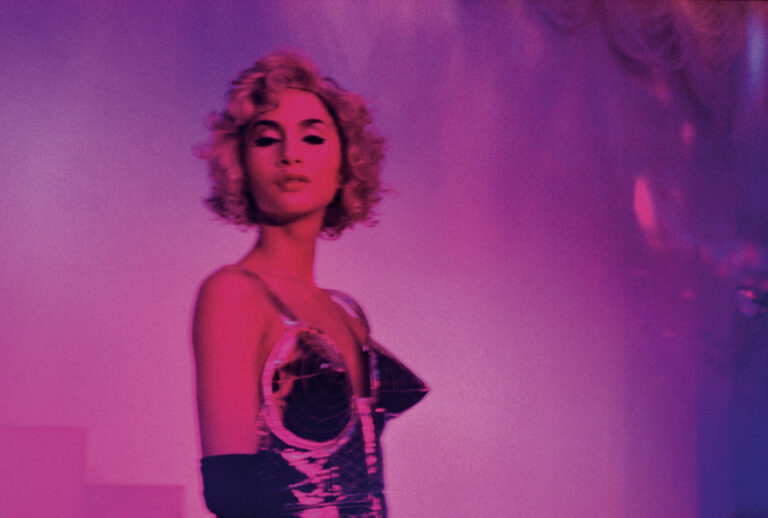 Nan Goldin C performing as Madonna Bangkok 1992. © Nan Goldin La grandiosa mostra di Nan Goldin ad Amsterdam