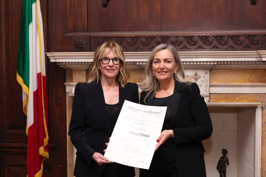 Nancy Olnick riceve l'Insegna di Cavaliere della Repubblica Italiana dall'Ambasciatrice d'Italia negli Stati Uniti, Mariangela Zappia. Photo Alexa Hoyer