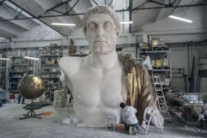 Esposta ai Musei Capitolini di Roma la ricostruzione della colossale statua di Costantino
