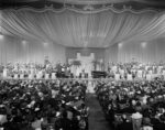 Il Salone delle Feste del Casinò dove si sta svolgendo il IX Festival di Sanremo; i tavolini delle prime edizioni sono stati sostituiti con sedie per poter accogliere più persone, 1959. Fotografia di Nicola Giordano © Archivio Publifoto Intesa Sanpaolo