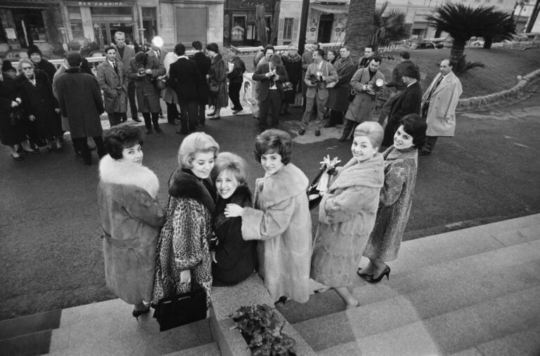 Foto di gruppo sulla scalinata del Casinò nei giorni dell'XI Festival di Sanremo: da sinistra Nadia Liani, Wilma De Angelis, Betty Curtis, Jolanda Rossin, Silvia Guidi e Cocky Mazzetti, 1961. Fotografia di Franco Gremignani © Archivio Publifoto Intesa Sanpaolo