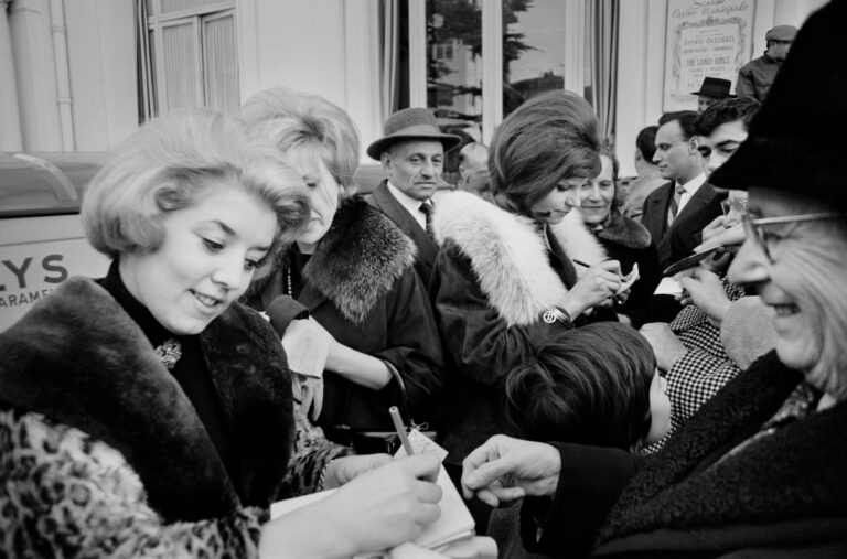 Wilma De Angelis, Betty Curtis e Milva (da sinistra a destra), XI Festival di Sanremo, 1961. Fotografia di Franco Gremignani © Archivio Publifoto Intesa Sanpaolo