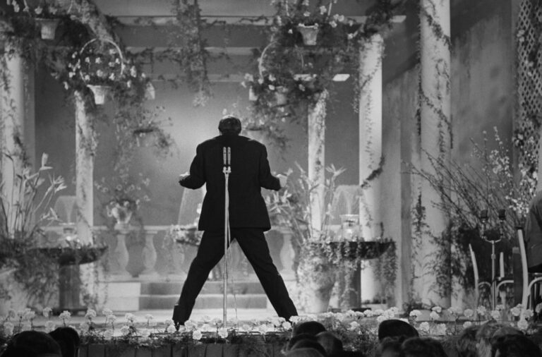 Adriano Celentano fa scandalo voltando le spalle al pubblico durante la sua esibizione all'XI Festival di Sanremo in cui canta 24.000 baci, 1961. Fotografia di Franco Gremignani © Archivio Publifoto Intesa Sanpaolo