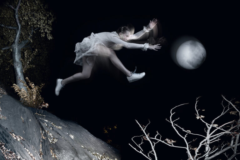 Tim White-Sobieski, Moon Catcher, dalla serie Closer to Fall, 2007. Courtesy Glenda Cinquegrana Art Consulting