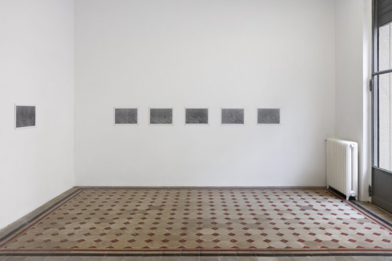 Zoe Leonard, Excerpts from Al Río / To the River, installation view at Galleria Raffaella Cortese, Milano, 2023. Courtesy of the artist and Galleria Raffaella Cortese. Photo Andrea Rossetti / Héctor Chico.