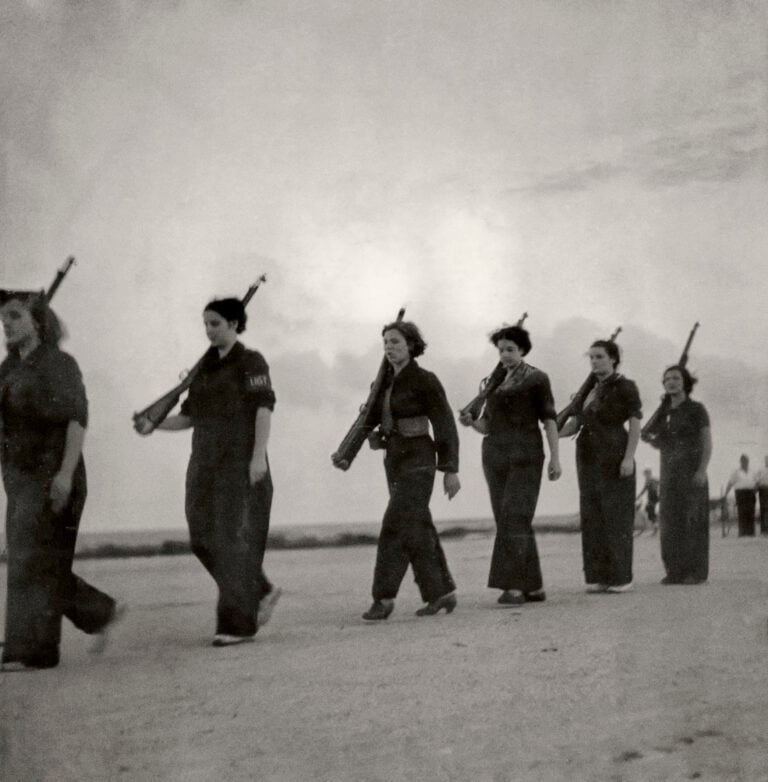 Gerda Taro. Miliziane repubblicane si addestrano in spiaggia, 1936