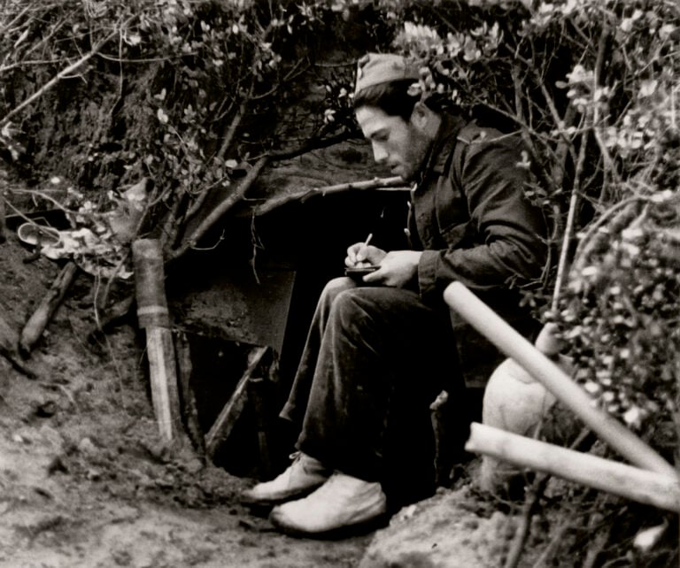 Robert Capa. Soldato in un bunker, 1936
