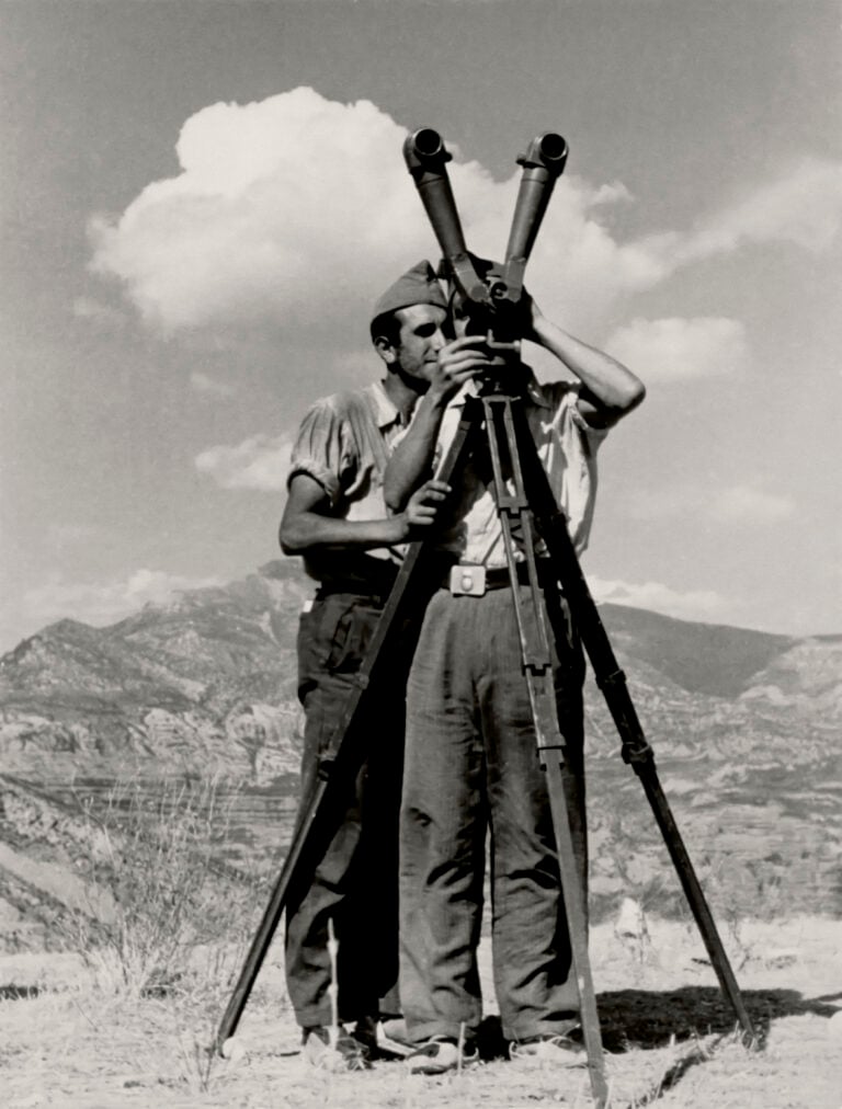 Robert Capa. Due miliziani guardano attraverso un binocolo periscopico, 1936